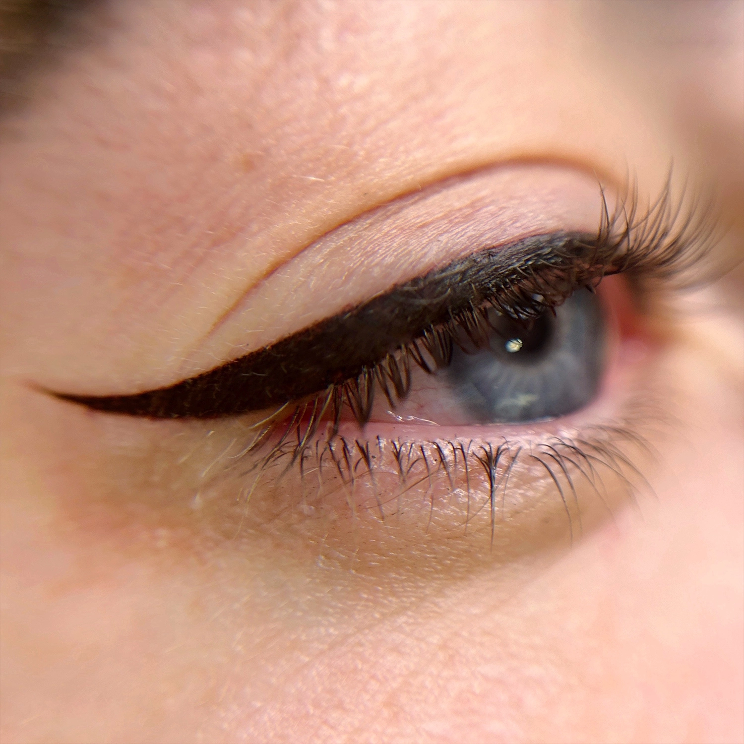 Micropigmentación en ojos delineado de ojomistura tattoo