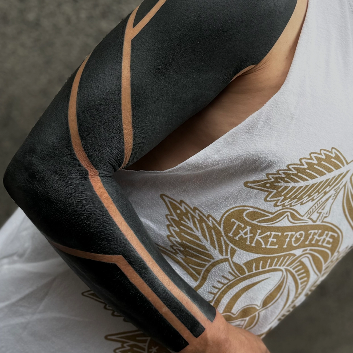 Tatuaje blackwork estudio de tatuajes pozuelo madrid misturatattoo